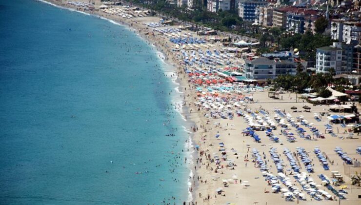 Dağlarında kar, sahillerinde bahar: Antalya iki mevsim yaşıyor